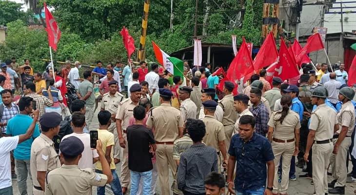 বেলা বাড়তেই খুলে গেল দোকান,বাজার! রায়গঞ্জে চলছে পুলিস পেট্রোলিং