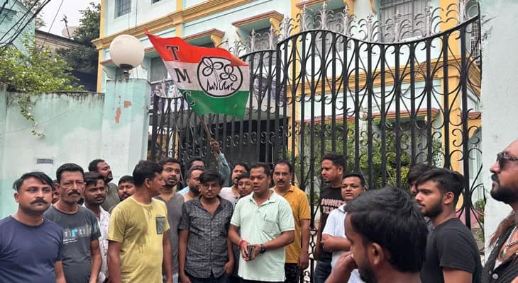 বহরমপুরের খাগড়ায় মুর্শিদাবাদ জেলা কো-অপারেটিভ ব্যাঙ্কের (হেড অফিস) তালা খুলল যুব তৃণমূলের নেতারা