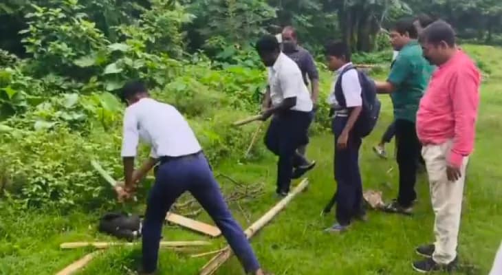 লাঠি, বাঁশ দিয়ে পেটানোর পর মৃত্যু কুকুরের, ধৃত প্রধান শিক্ষক