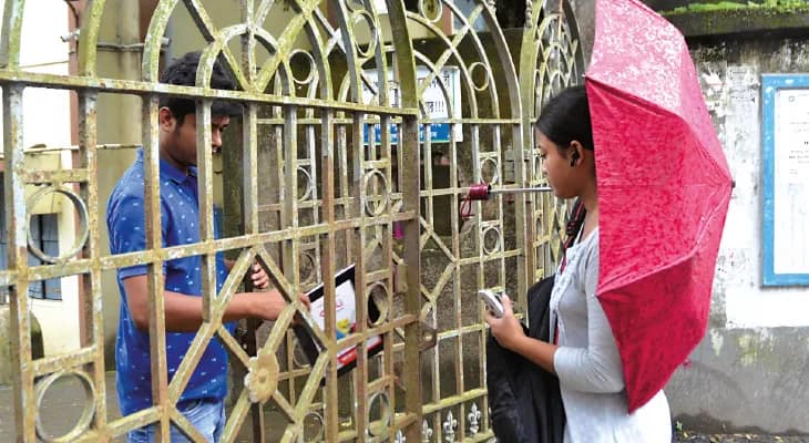 পড়ুয়াদের সুরক্ষায় সোনারপুর কলেজে ঢুকতে এবার আবশ্যিক হচ্ছে আই কার্ড, মাথা ম্যাসাজ কাণ্ডে তদন্তের নির্দেশ কর্তৃপক্ষের