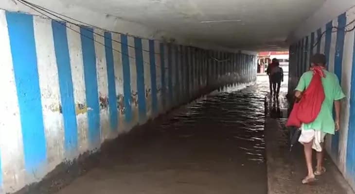 সাঁতরাগাছিতে জল যন্ত্রণা: খাল কেটে আন্ডারপাসের জল বের করার উদ্যোগ, যাত্রীর পারাপারে বিকল্প ভাবনা