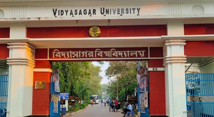 প্রশ্নপত্রে বিপ্লবীদের ‘সন্ত্রাসবাদী’ অ্যাখ্যা: সরানো হল ২ দায়িত্বপ্রাপ্ত আধিকারিককে, বঙ্গানুবাদেই ত্রুটি, মানছেন উপাচার্য