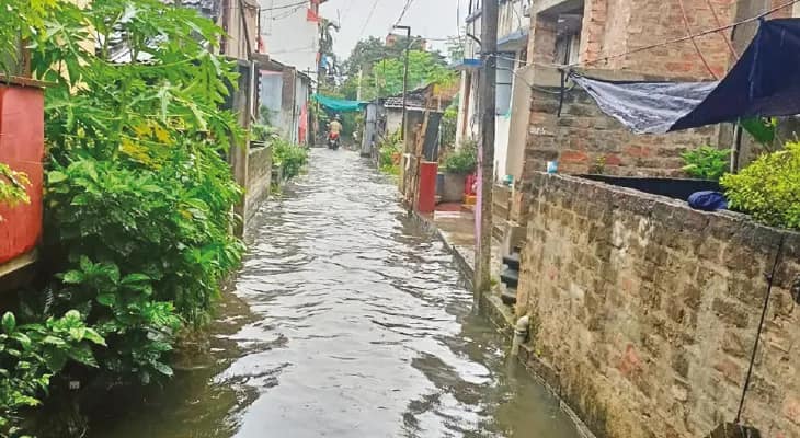 এখনও জলমগ্ন বহু এলাকা, ভোগান্তি