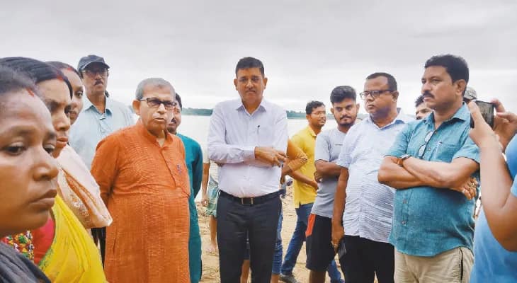 গোপীবল্লভপুরে জলের তলায় ফসলের জমি, গালুডি থেকে ছাড়া হচ্ছে জল,  খড়্গহস্ত সেচমন্ত্রী মানস