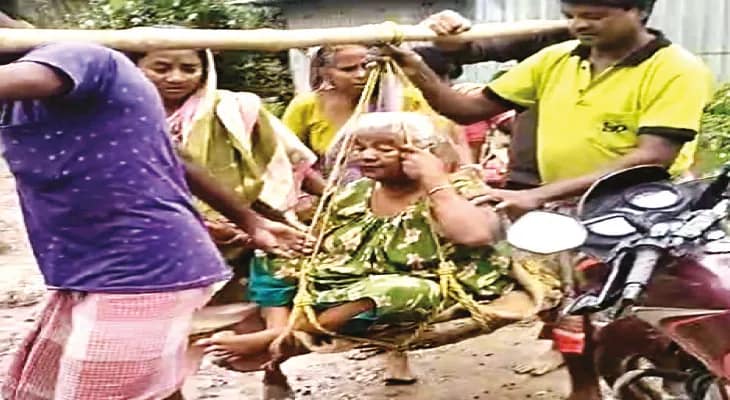 নারায়ণগড়ে রাস্তা বেহাল, রোগীকে দোলায় চাপিয়ে হাসপাতালে, ভিডিও ঘিরে তোলপাড়