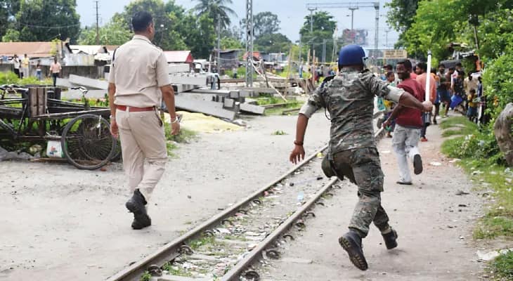 ক্রিকেট খেলা ঘিরে দুই পাড়ার মধ্যে ধুন্ধুমার, গাড়ি ভাঙচুর, শিলিগুড়ি টাউন স্টেশন এলাকায় জখম ৪