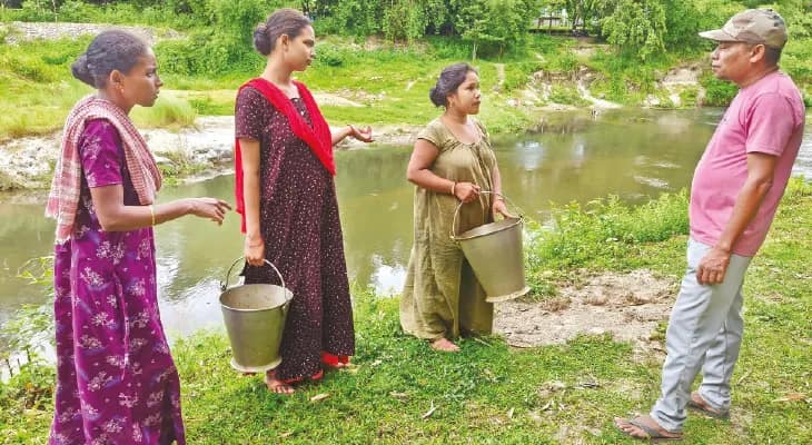 হঠাৎ কলোনিতে জর্দা নদীর জলই একমাত্র ভরসা, পঞ্চায়েত সদস্যকে ক্ষোভের কথা জানালেন স্থানীয়রা