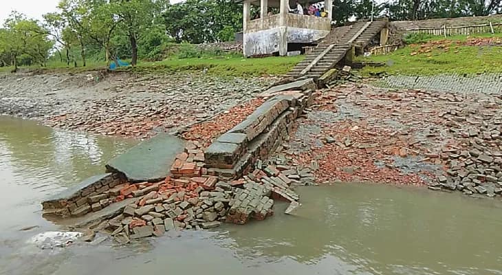 বেহাল দশায় রায়মঙ্গলের পাড়ের জেটিঘাট, সংস্কার চান বাসিন্দারা