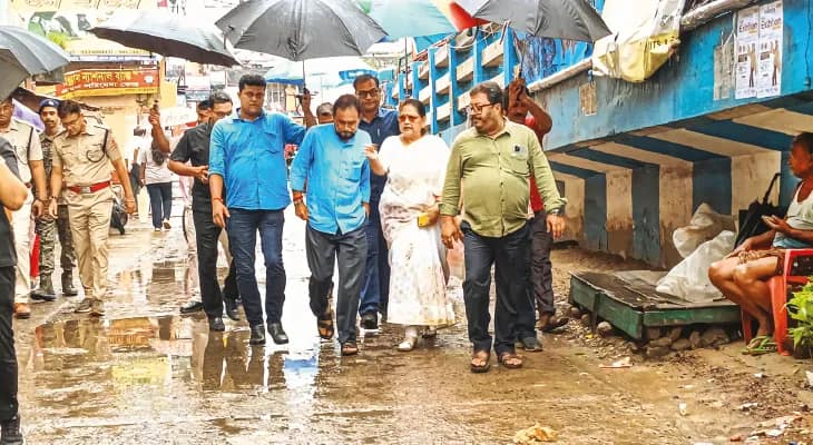 বারাসতের রাস্তা দখলমুক্ত করল প্রশাসন, খুশির হাওয়া এলাকায়