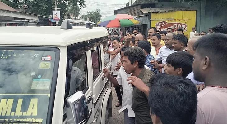 পুজো দিতে গিয়ে বাসিন্দাদের বিক্ষোভের মুখে পড়লেন শীতলকুচির বিজেপি বিধায়ক বরেনচন্দ্র বর্মন