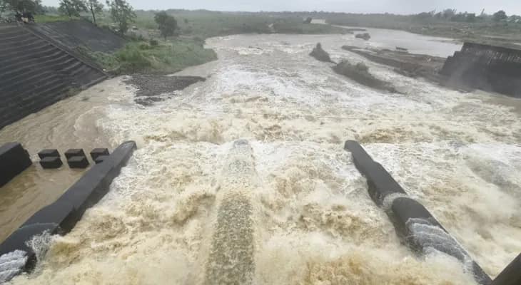 ময়ূরাক্ষী নদীর তিলপাড়া জলাধার থেকে প্রায় ১৬০০ কিউসেক জল ছাড়া হল, ডুবল সাঁইথিয়ার ফেরিঘাট