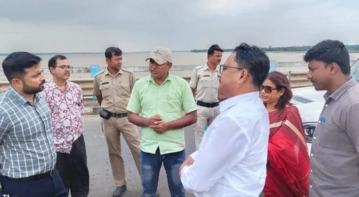 সুবর্ণরেখা নদীর জলস্তর দেখতে পশ্চিম মেদিনীপুরের কেশিয়াড়ি ও দাঁতন ১ ব্লকের বিভিন্ন এলাকা পরিদর্শন করলেন খড়্গপুরের মহকুমা শাসক পাতিল যোগেশ অশোকরাও-সহ অন্য আধিকারিকেরা