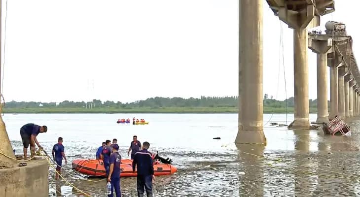 গুজরাতে সেতু বিপর্যয়: মৃতের  সংখ্যা বেড়ে ১৬, নিখোঁজ চার, ‘অযোগ্য’ মোদি সরকারকে নিশানা করলেন খাড়্গে
