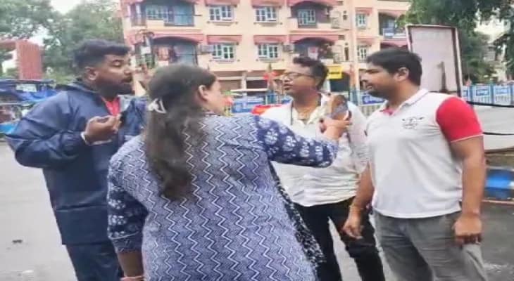 বর্ধমানে বিজেপি নেতাকে জুতো হাতে তাড়া দলেরই নেত্রীর, কটাক্ষ তৃণমূলের