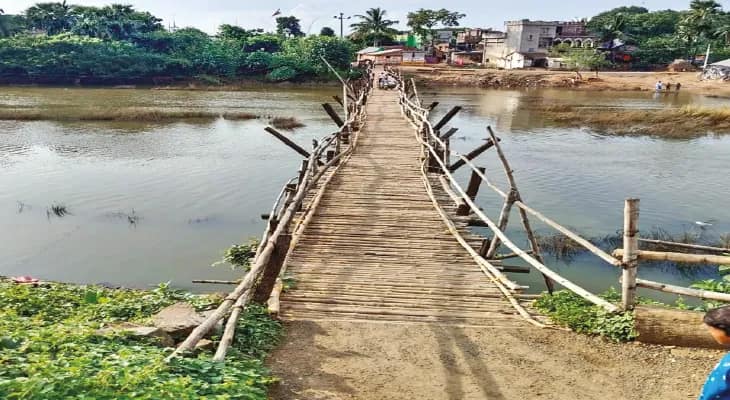 কানা ময়ূরাক্ষীর উপর পাকা সেতু ৫ দশকেও তৈরি হয়নি, বাঁশের সাঁকো দিয়েই নিত্য চলে ঝুঁকির পারাপার, দুর্ঘটনার শঙ্কা