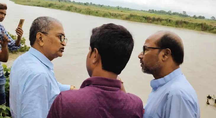 জলস্তর বাড়তেই সূতিতে ভাঙন, পরিদর্শনে প্রশাসনের কর্তারা