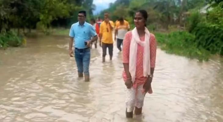 তিস্তার জলে বন্দি ৪৫টি পরিবার, ত্রাণ নিয়ে হাজির এসডিও-বিডিও