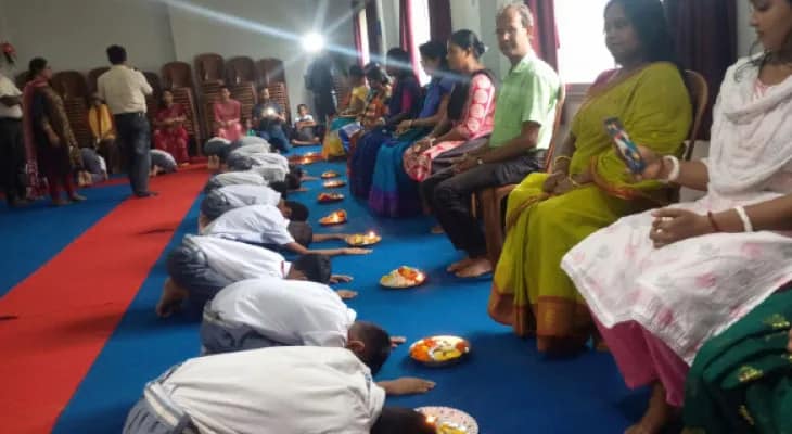 বাবা-মায়ের চরণ স্পর্শ করে পরমগুরু বন্দনা, মূল্যবোধের পাঠ