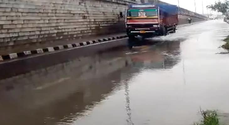 মানিকবাজার-পারাজ মোড় সার্ভিস রোড জলে ভাসছে