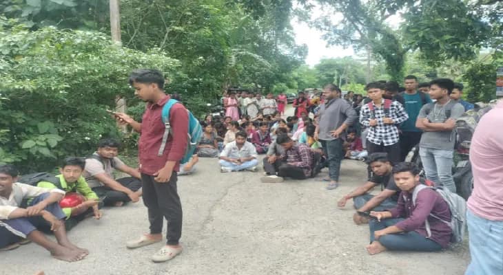 কলেজের রুমে অশ্লীল ছবি-লেখা, না মোছায় দেড়ঘণ্টা ঘেরাও কর্তৃপক্ষ, সোনাপুর পীযূষকান্তি মুখোপাধ্যায় মহাবিদ্যালয়