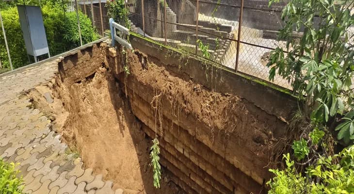 তিলপাড়ার ব্যারেজ লাগোয়া অংশে ধস