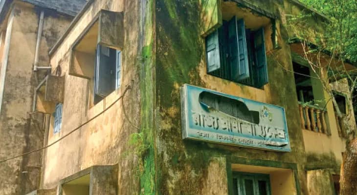 খেজুরিতে জরাজীর্ণ প্রাণী স্বাস্থ্যকেন্দ্র সামলাচ্ছেন মাত্র একজন এলডিএ