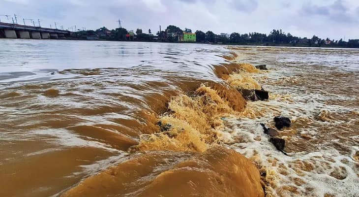 তিলপাড়া ব্যারাজ থেকে জল ছেড়ে দিতেই বিপত্তি