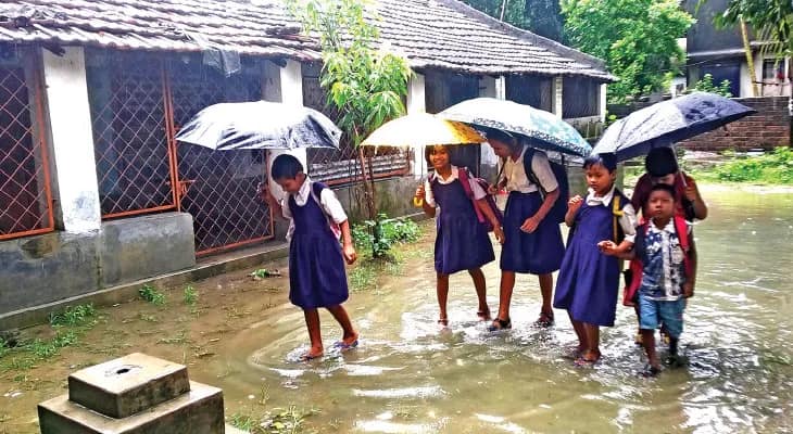 বর্ষায় জল জমে বেহাল কালনার প্রাথমিক স্কুল, কমছে উপস্থিতির হার