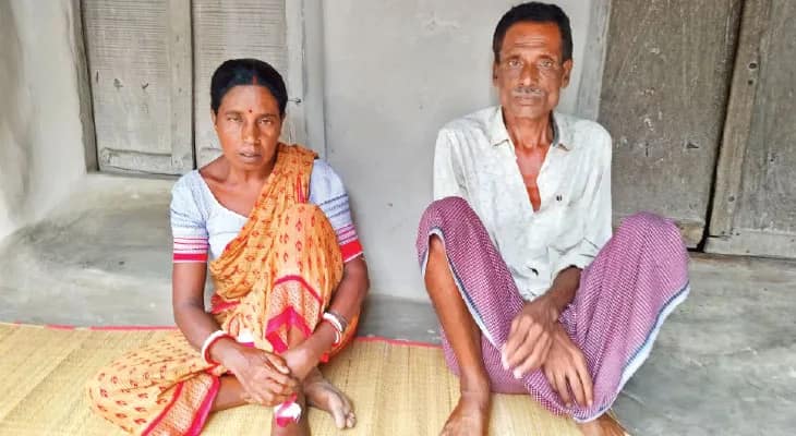 গোঘাট হত্যাকাণ্ড: বাবা খুনে অভিযুক্ত মায়ের ছবিতে ক্রোধে কলমের দাগ কাটছে বছর এগারোর ছেলে