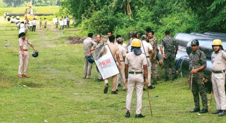 ক্ষতিপূরণ ঠিকঠাক মেলে না, তেলের পাইপ লাইন বসাতে বাধা গ্রামবাসীদের