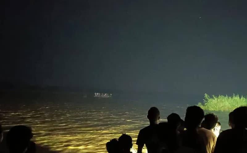 শুক্রবার মধ্যরাতে অজয় নদে ফেঁসে গেল যাত্রীবোঝাই নৌকা, চাঞ্চল্য জামুরিয়ায়