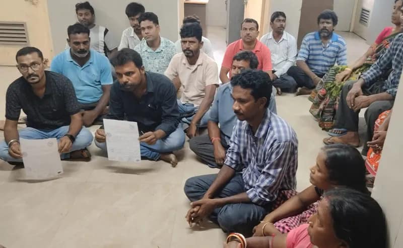 চার মাস ধরে মিলছে না বেতন, কর্মবিরতিতে রঘুনাথপুর সুপার স্পেশালিটি হাসপাতালের ২৬ জন অস্থায়ী কর্মী