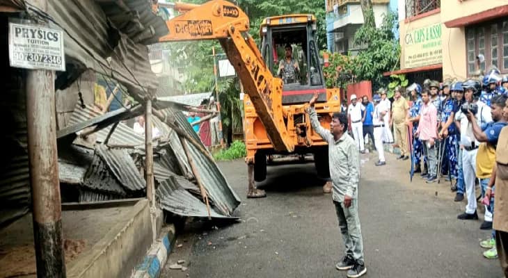 লর্ডস মোড়ে সরকারি জমি দখলমুক্ত করল পুরসভা, খুশি এলাকার মানুষ