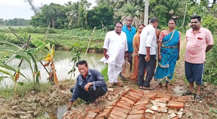 নিকাশি আটকানোর জেরে ১০০ বিঘা জমি জলমগ্ন