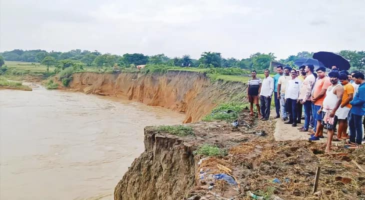 হিংলো নদীর করাল গ্রাসে দুবরাজপুরের দু’টি বাড়ি, গাছতলায় ঠাঁই পরিবারের