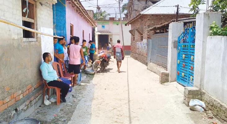 পরকীয়ায় জড়িত স্ত্রীকে ফেরাতে শ্বশুরবাড়ির সামনে ধর্নায় জামাই