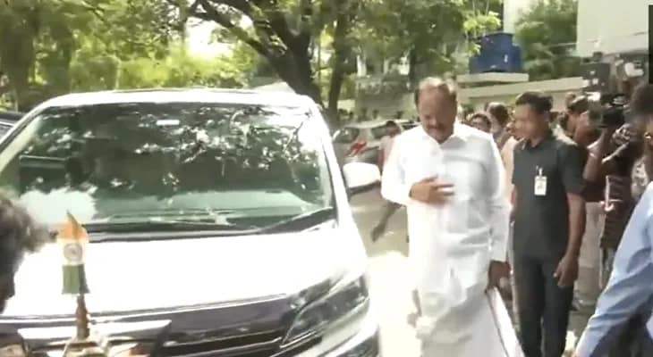 প্রয়াত বর্ষীয়ান অভিনেতা কোটা শ্রীনিবাস রাওকে শেষ শ্রদ্ধা জানাতে হাজির প্রাক্তন উপ রাষ্ট্রপতি বেঙ্কাইয়া নাইডু