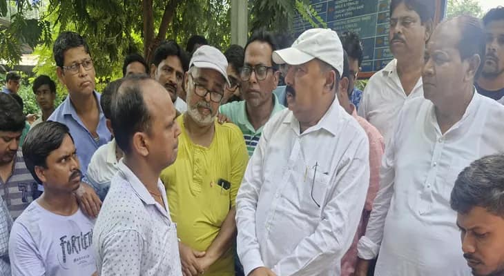 বীরভূমের সাঁইথিয়ায় খুন কাণ্ড: মৃতের পরিবারের সঙ্গে বোলপুর হাসপাতালে গিয়ে কথা বলছেন লাভপুরের বিধায়ক অভিজিৎ সিংহ
