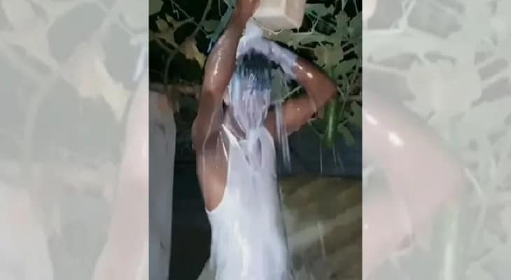 বিচ্ছেদ উদ্‌যাপন, বালতি বালতি দুধে স্নান করলেন স্বামী