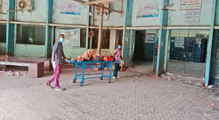 ৫ দিন ধরে হাসপাতাল চত্বরেই পড়ে এইচআইভি পজিটিভ বৃদ্ধ, কল্যাণী জেএনএম হাসপাতালে অমানবিক ছবি