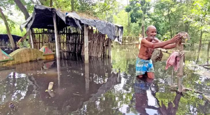 টানা বৃষ্টির পাশাপাশি ডিভিসি জল ছাড়ায় ভাসছে খানাকুল, দুর্ভোগ
