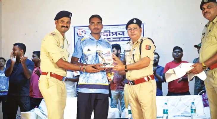 ৭০ শিক্ষার্থীর হাতে জেনারেল নলেজের বই তুলে দিল পুলিস