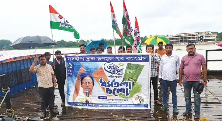 নবদ্বীপে ২১ জুলাইয়ের সমর্থনে নৌকায় প্রচার শুরু যুব তৃণমূলের