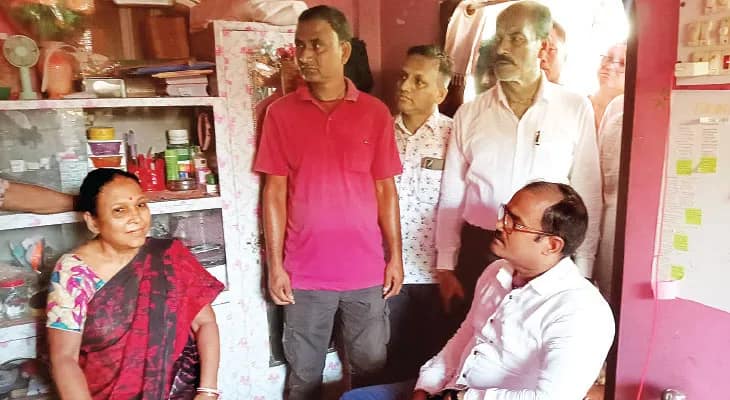 অসমে এনআরসিতে বাদ নাম, স্বামীর ঘরে ফেরা বন্ধ আরতির, বাংলা বললেই বাংলাদেশি! প্রতিবাদে পথে মমতা