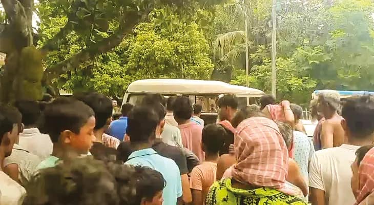 খেলার মাঠ দখল করতে এসে স্থানীয়াদের বিক্ষোভের মুখে প্রোমোটারের লোকজন