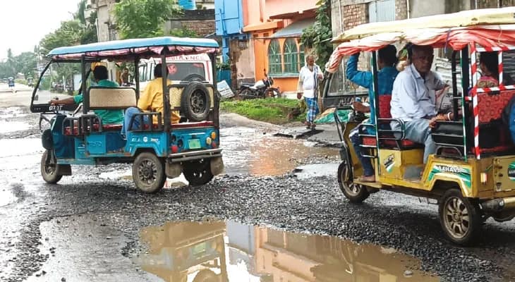 সালারে রেলের তৈরি রাস্তা মরণফাঁদ, ফুঁসছেন স্থানীয়রা
