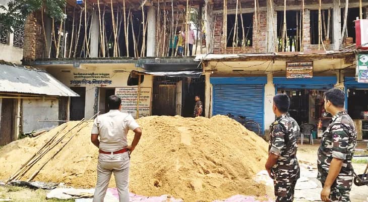 জেলা পরিষদের শৌচাগারের উপর তৃণমূল নেতার মার্কেট কমপ্লেক্স তৈরি রুখলেন ওসি