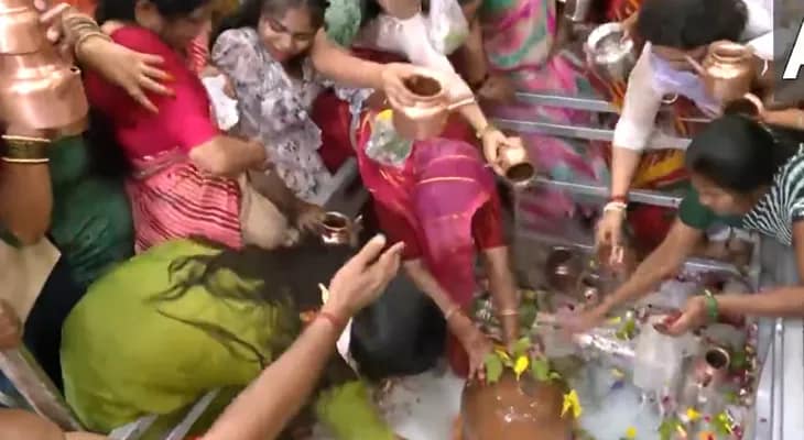 শ্রাবণ মাসের প্রথম সোমবার: দেশের বিভিন্ন অংশে শিব মন্দিরে ভক্তদের ঢল চোখে পড়ার মতো