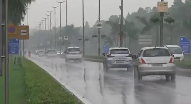 সাতসকালে বৃষ্টিতে ভাসল রাজধানী নয়াদিল্লি