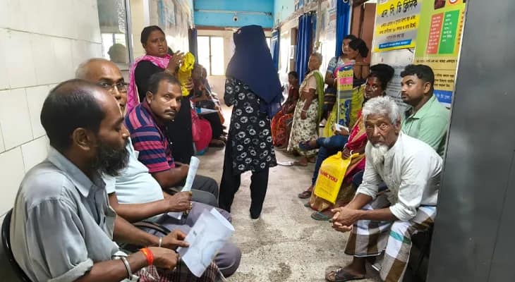 ময়নাগুড়ি গ্রামীণ হাসপাতালের বহির্বিভাগে দেরি করে আসার অভিযোগ দন্ত চিকিৎসকের বিরুদ্ধে